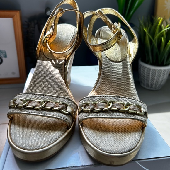 Unique gold color Coach sandal - Picture 4 of 6